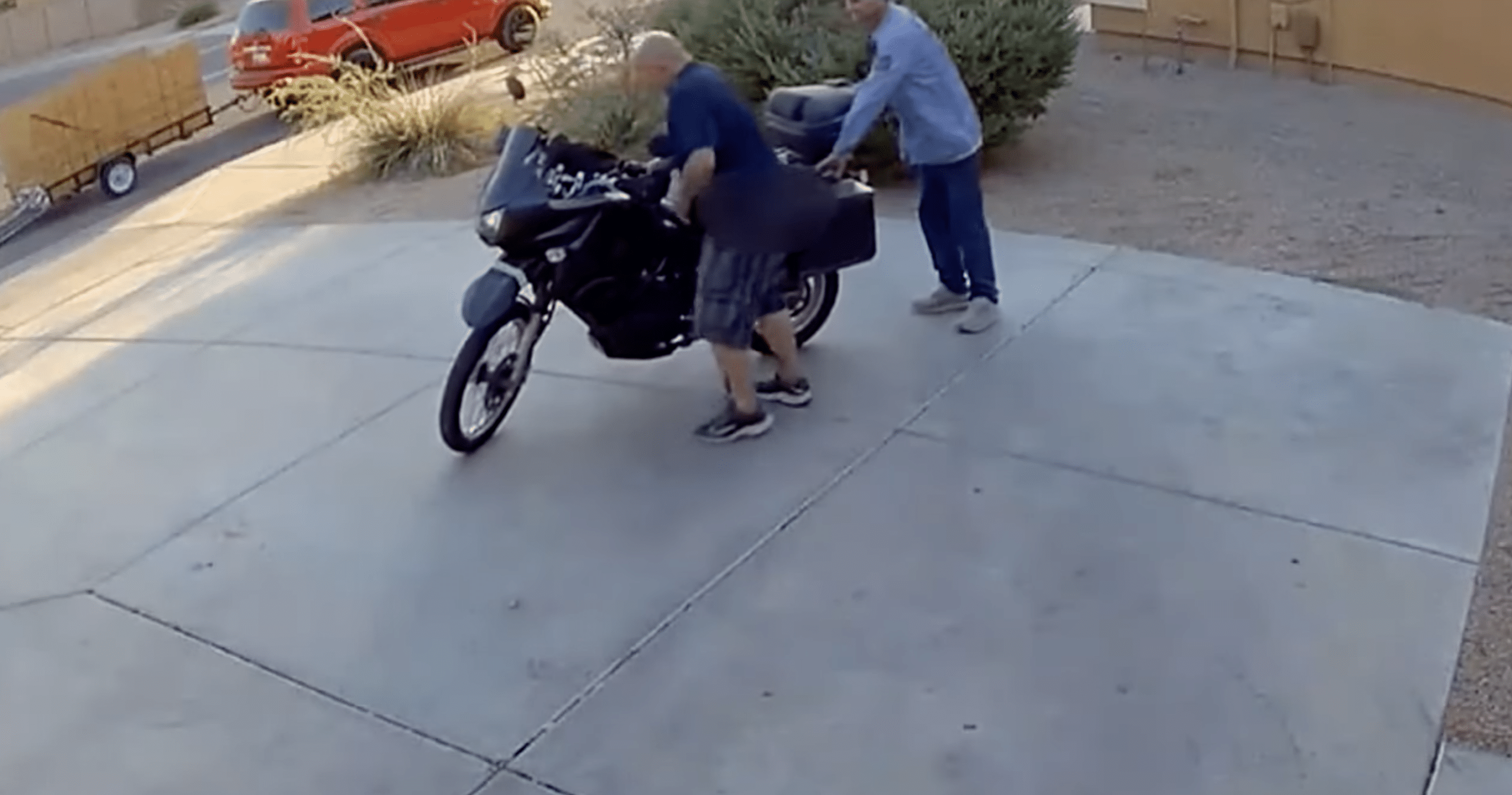 Zuchwała próba kradzież motocykla z tyłkiem na wierzchu [VIDEO]