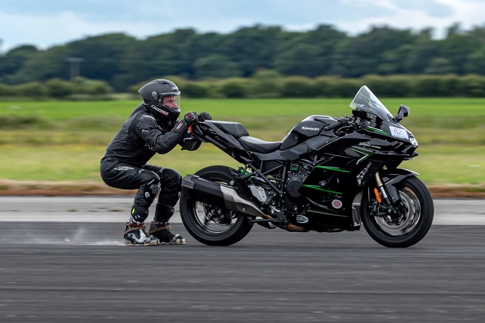 Udało się! Johnny Davies pędził na specjalnych buto-nartach za motocyklem z prędkością 256 km/h!