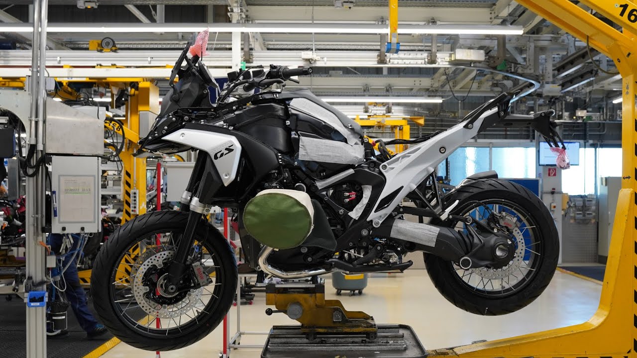 Zobacz jak wygląda ręczna produkcja motocykli marki BMW z serii GS [VIDEO]