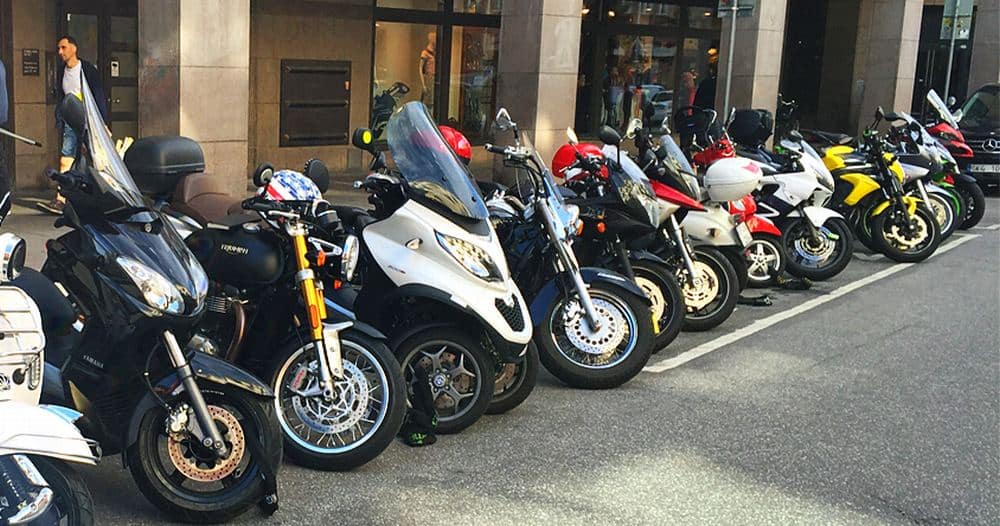 Czy motocykle mogą parkować w miastach za darmo?