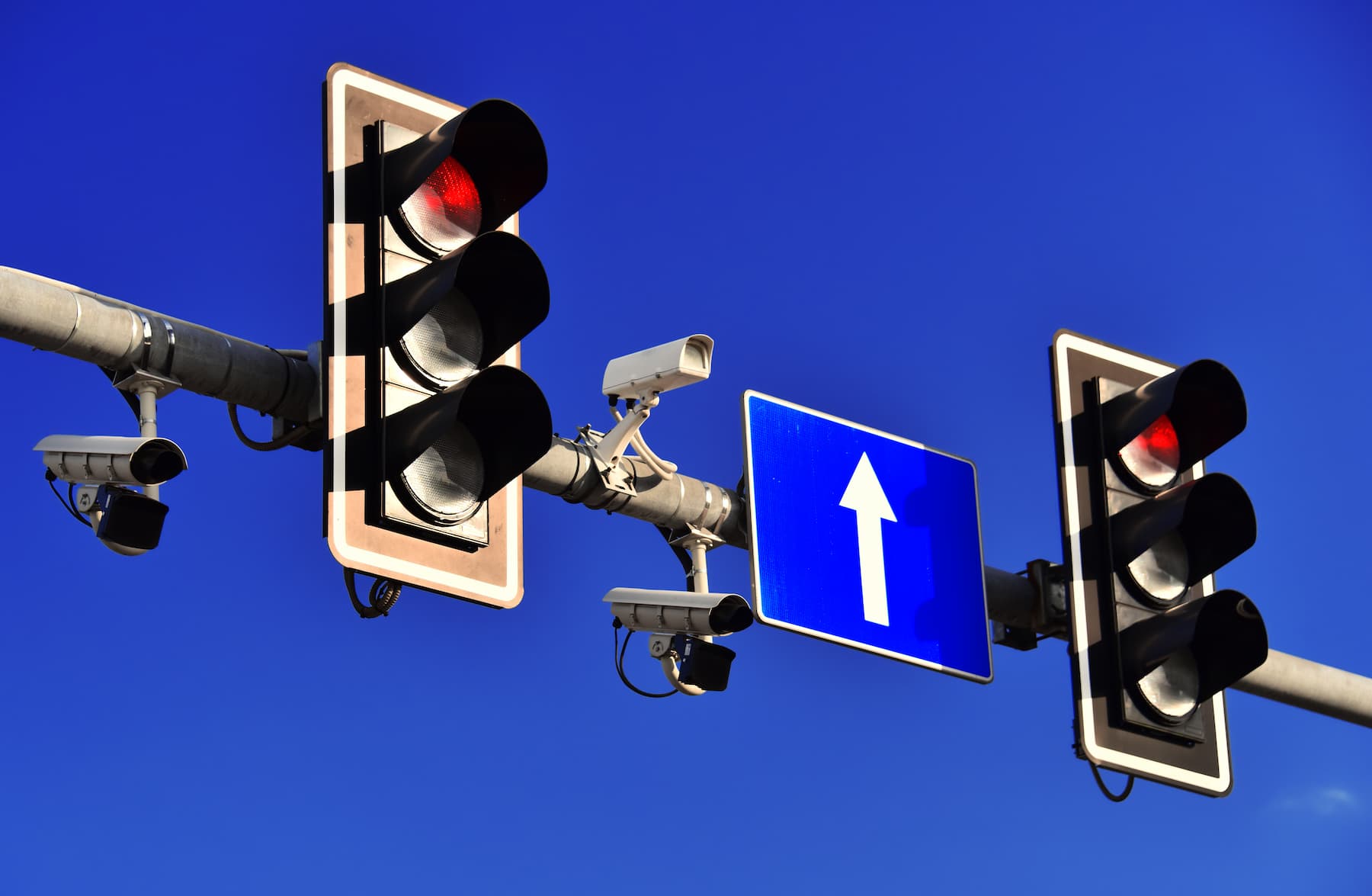 Jak działa system Red Light w Polsce? Czy mandat dostaniesz także za przejazd na pomarańczowym świetle?