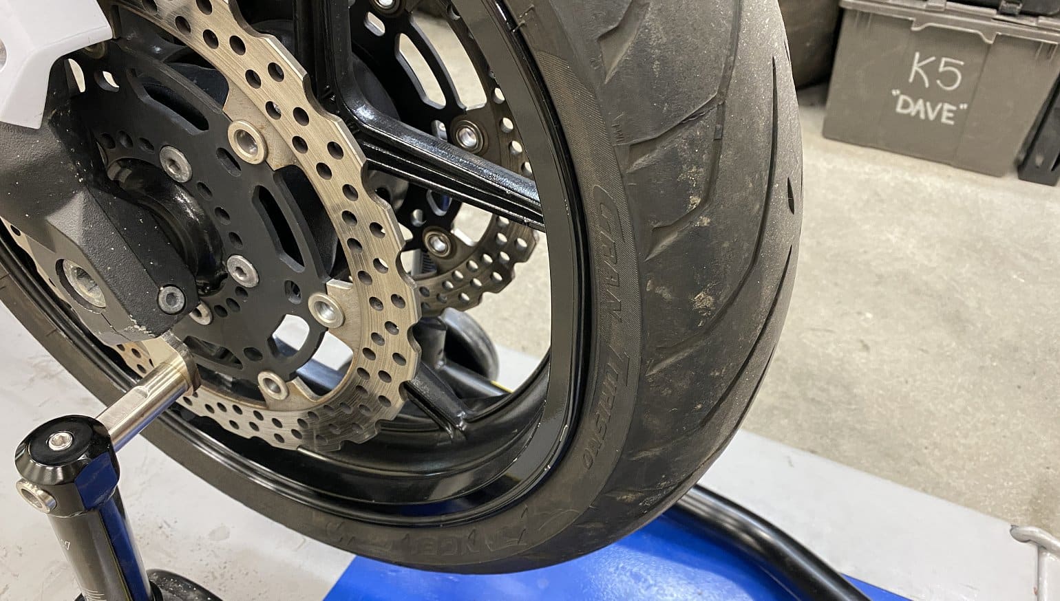 Krzywa felga w motocyklu – czym jest prostowanie felg, ile kosztuje, na czym polega i jakie są objawy?