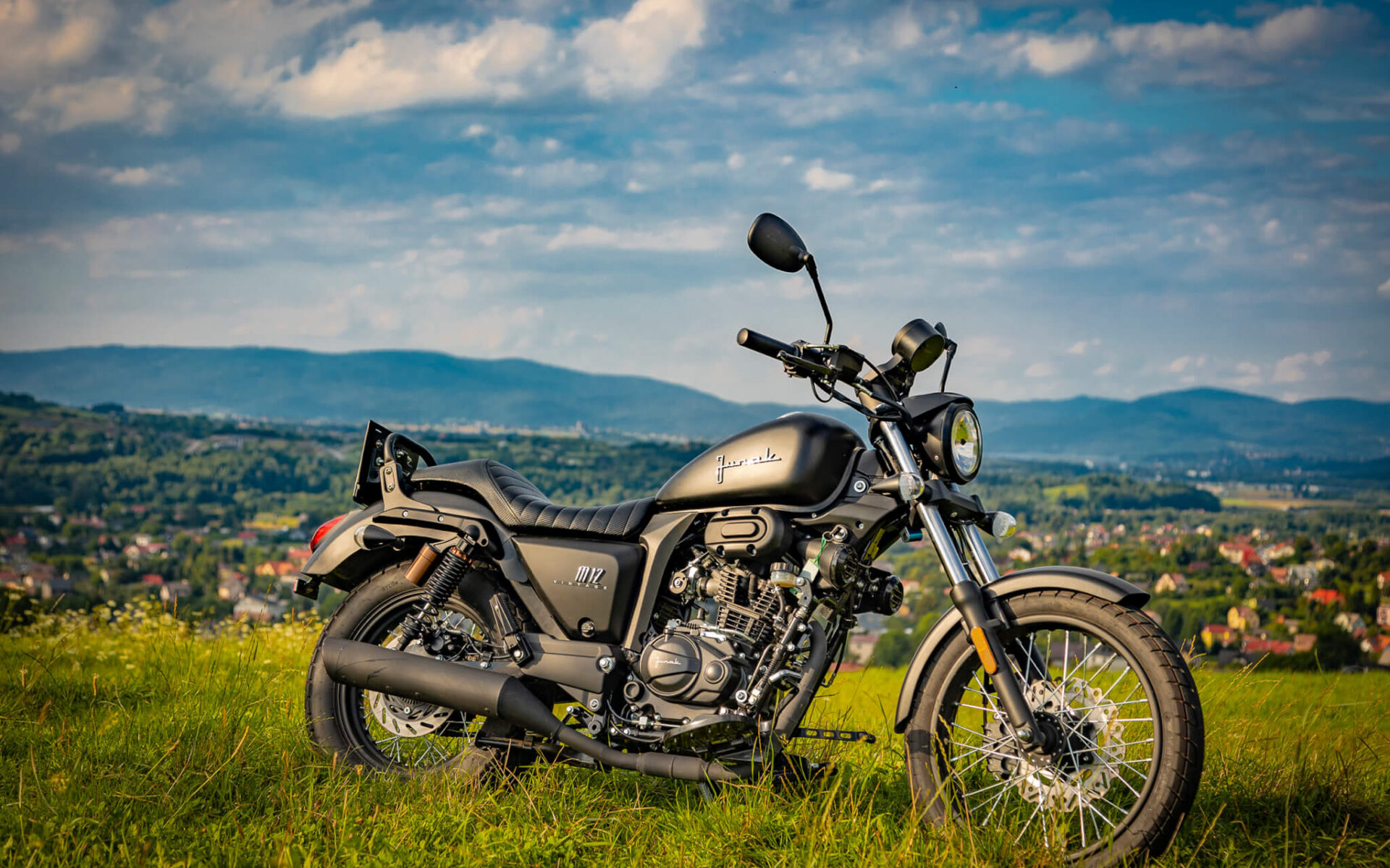 Junak M12 Vintage 125 – jakość broni się sama, a najlepszym tego dowodem jest rok solidnego katowania [VIDEO]