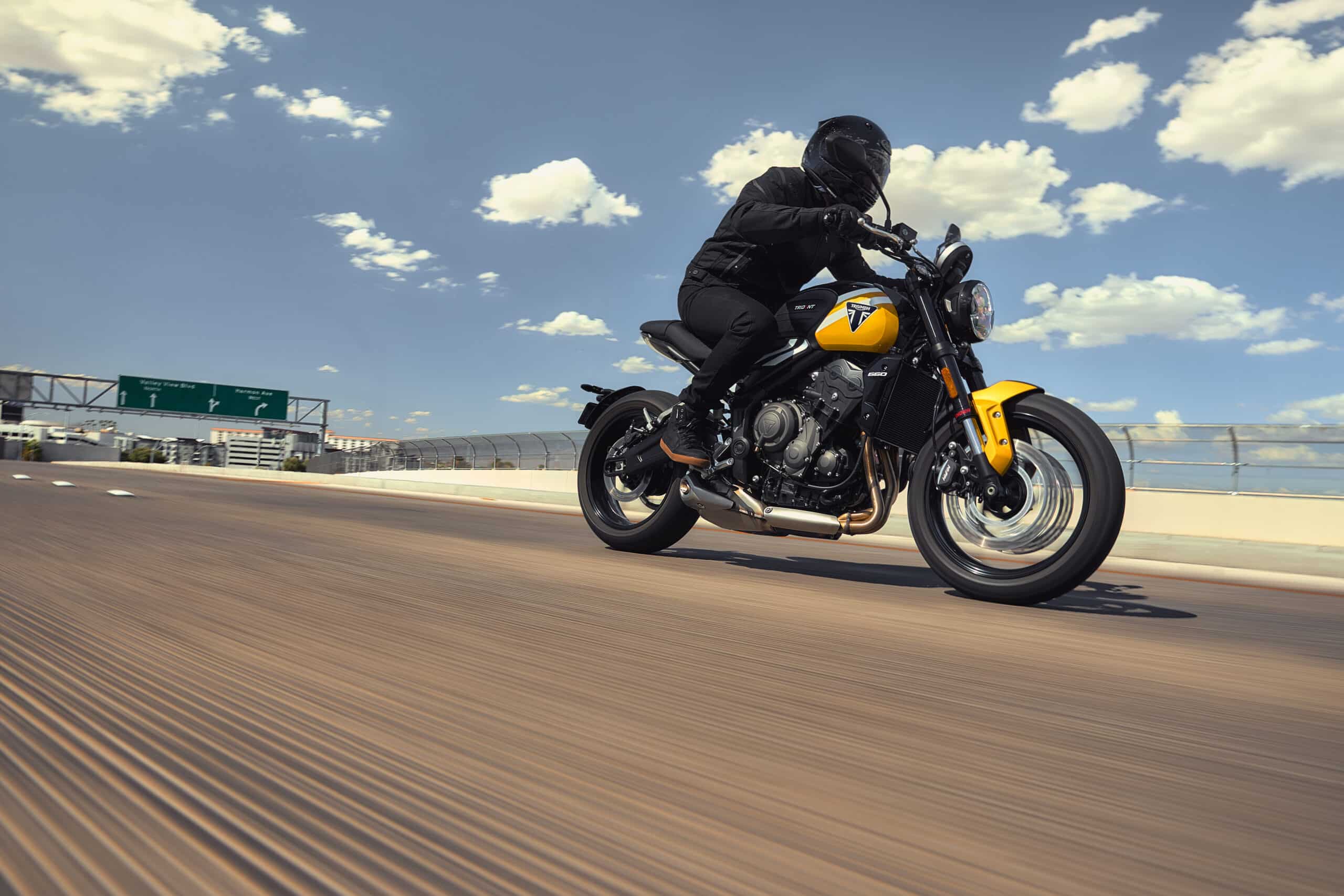 Triumph aktualizuje Trident’a 660 na rok 2025 – jeszcze więcej frajdy z jazdy, nowe malowania i bardziej zaawansowana technologia