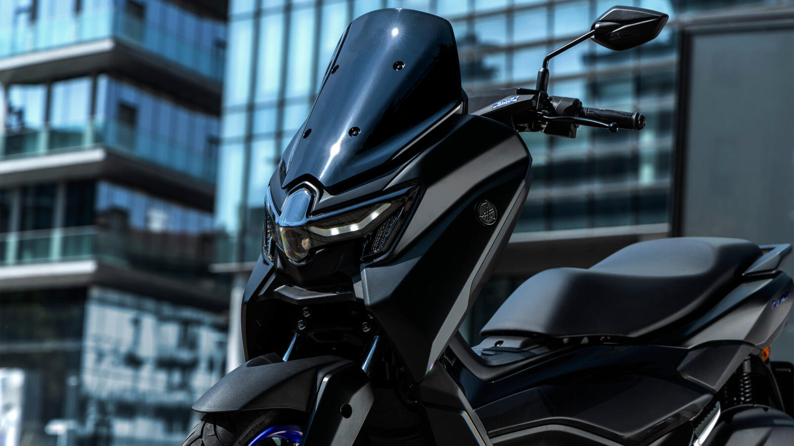 Yamaha rozbudowuje ofertę skuterów sportowych na 2025 o dwie nowości: MAX NMAX 125 i NMAX 125 Tech MAX