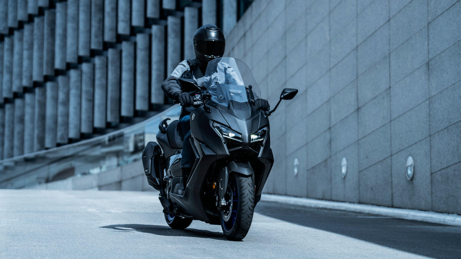 Yamaha TMAX i TMAX Tech MAX 2025 – odświeżona wersja popularnego skutera sportowego