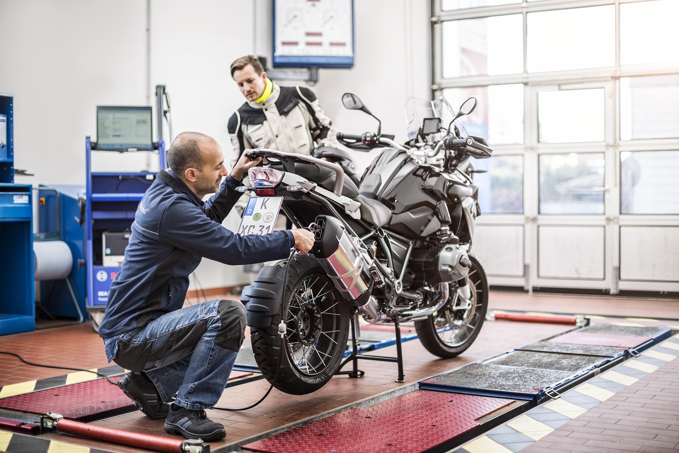 Obowiązkowy przegląd motocykla po zmianie opon? Pomysł staje się faktem, a nowe przepisy wejdą w życie już w 2025 roku
