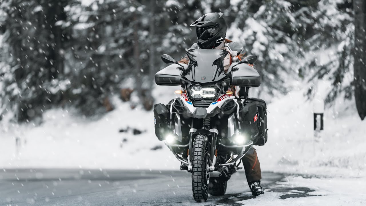 Jazda motocyklem zimą – koniecznie musisz doposażyć swój jednoślad w kilka niezbędnych gadżetów [PORADNIK]