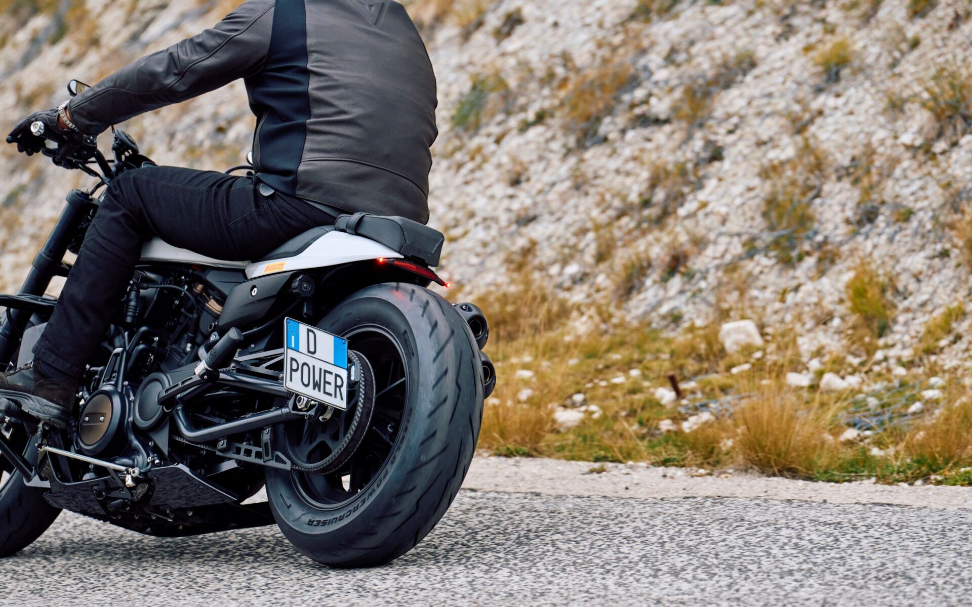 Nowe modele opon Pirelli: Diablo Powercruiser i Scorpion MX32 Mid Soft