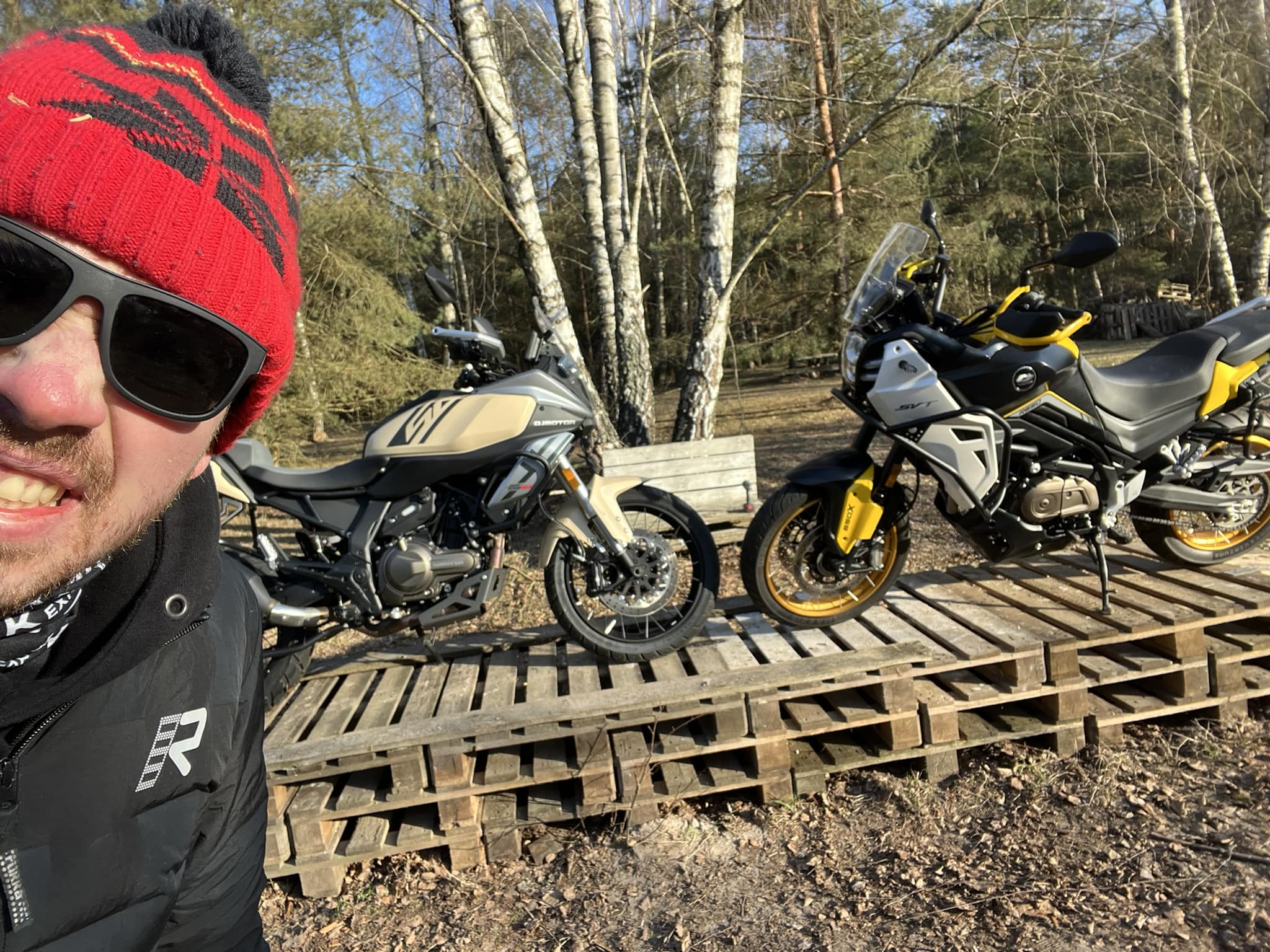 QJ SRT 600 VS SVT 650. Tańszy bije na głowę droższego? Czy motocykl za 24 900 zł może wygrać z moto za 31 900 zł!