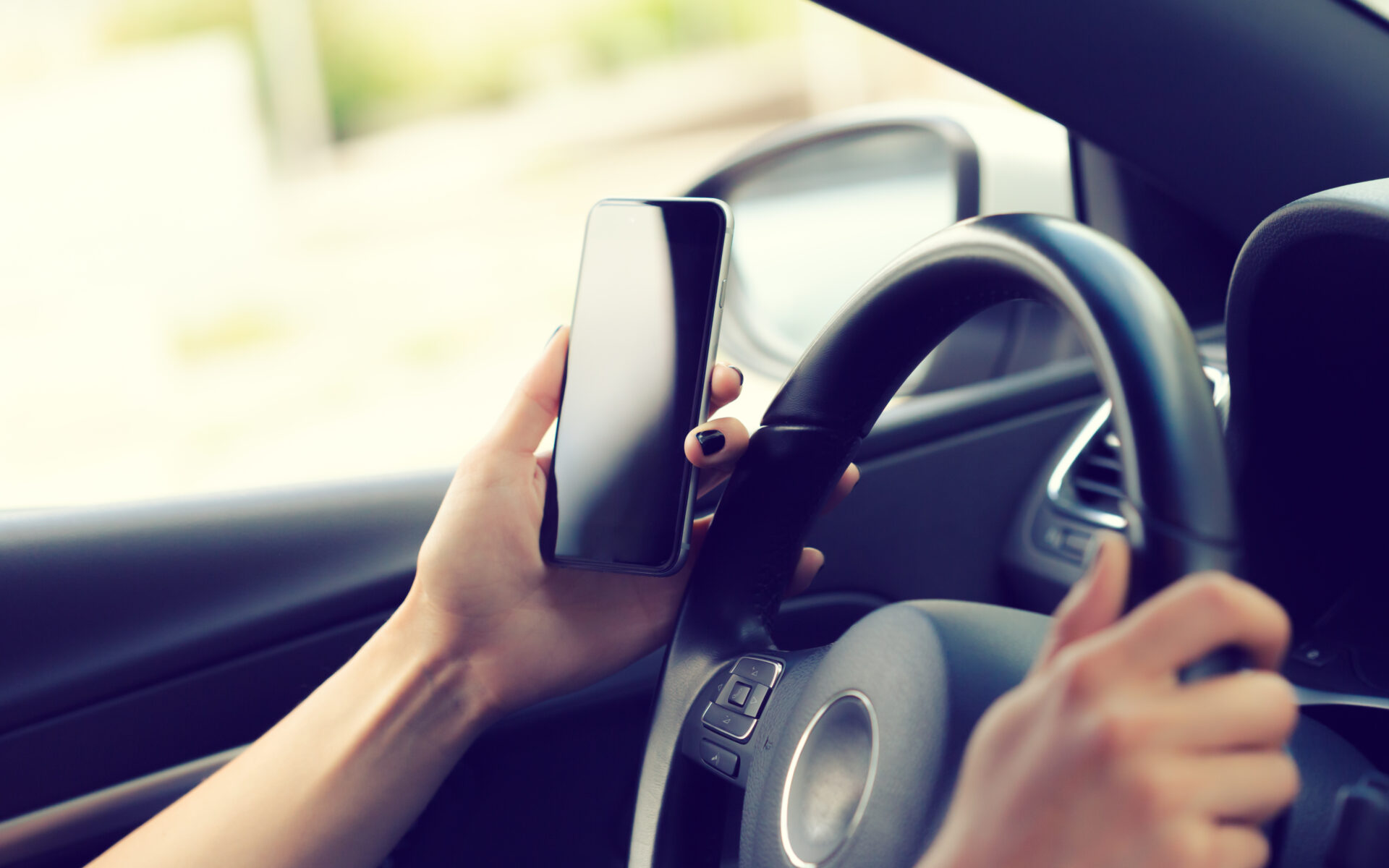Telefon za kierownicą lub na przejściu dla pieszych? Będzie Cię to srogo kosztować! Od 1 marca rusza wielka akcja policji z dronami i tajniakami