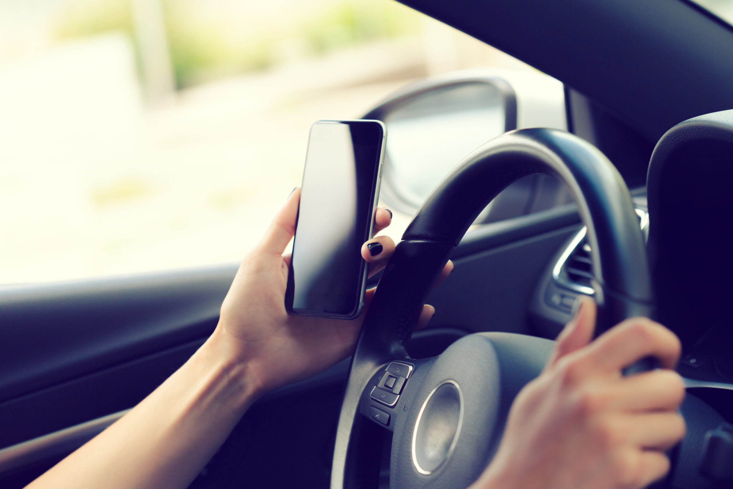 Telefon za kierownicą lub na przejściu dla pieszych? Będzie Cię to srogo kosztować! Od 1 marca rusza wielka akcja policji z dronami i tajniakami