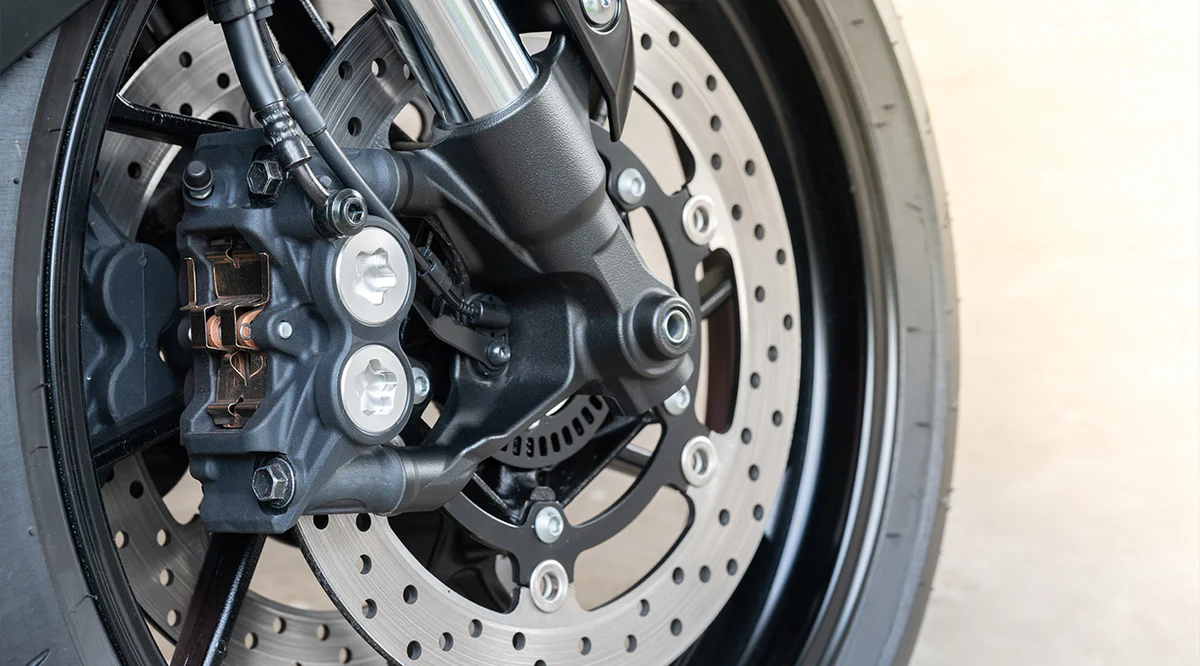 Układ hamulcowy CBS w motocyklu – jak działa i na czym polega?