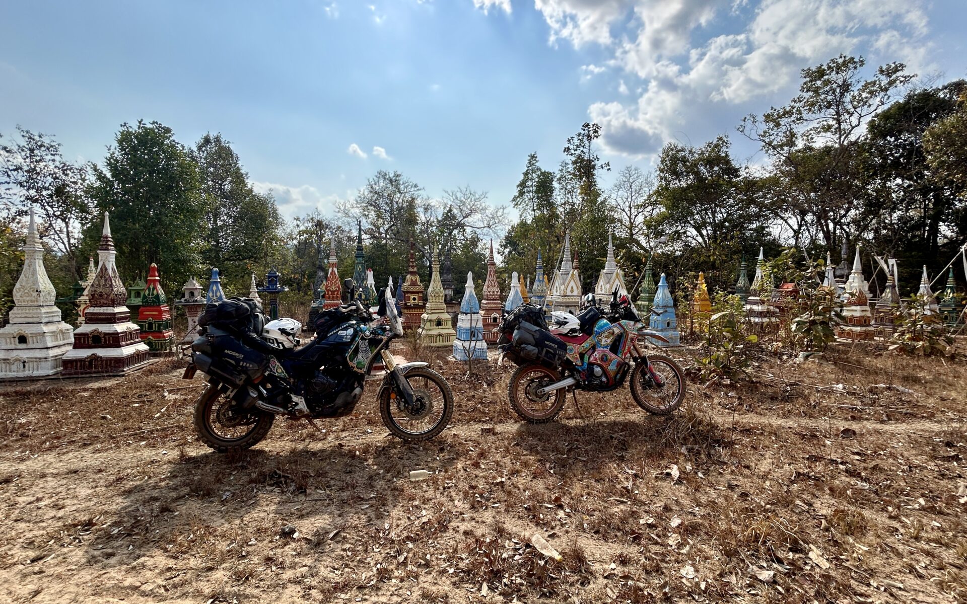 Po drogach z kurzu, błota i dziur – LAOS