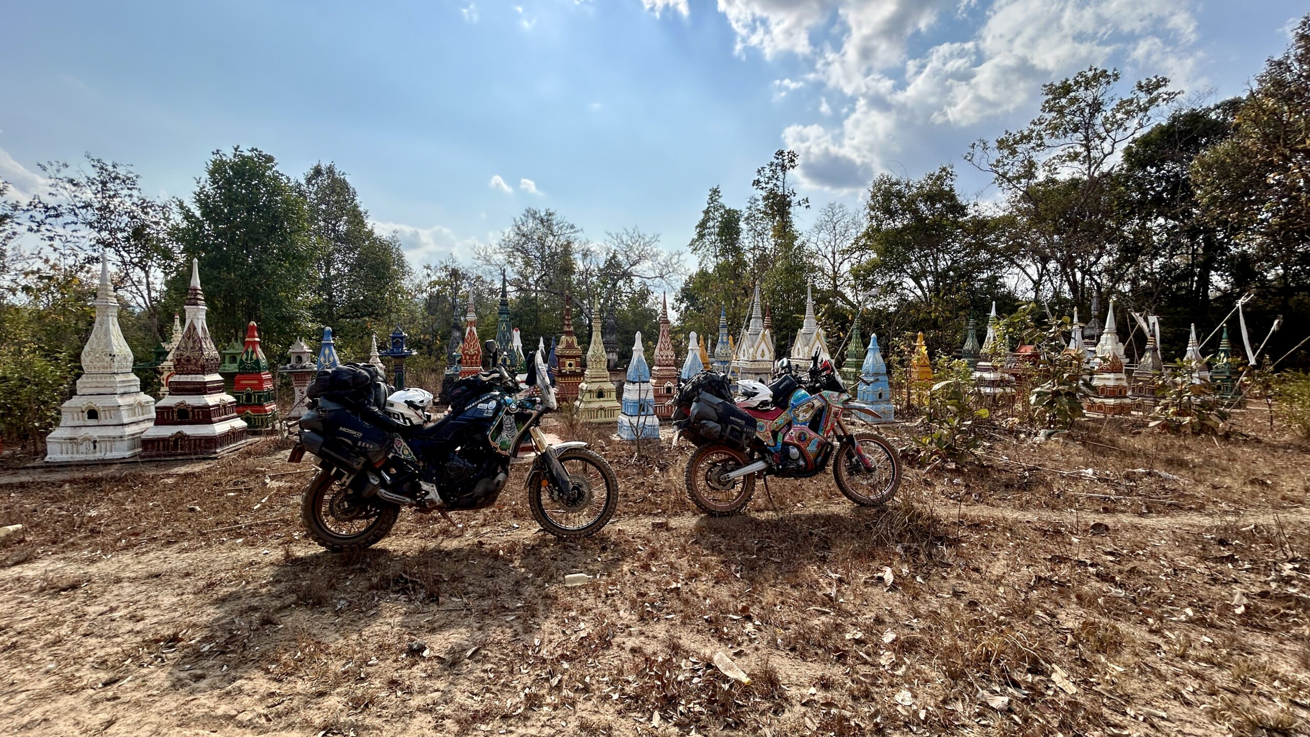 Po drogach z kurzu, błota i dziur – LAOS