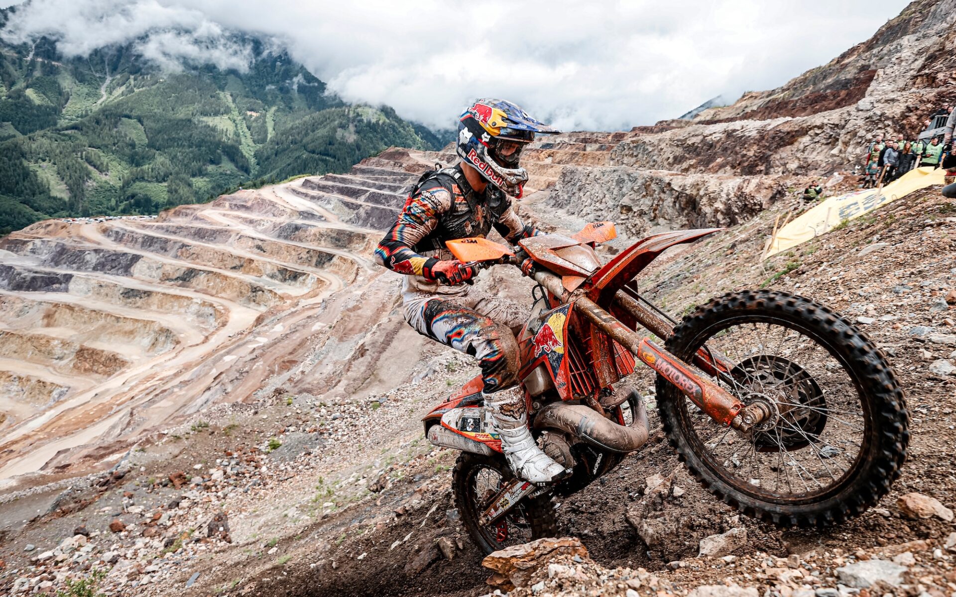 Enduro czy cross – co wybrać? Różnice, wady i zalety