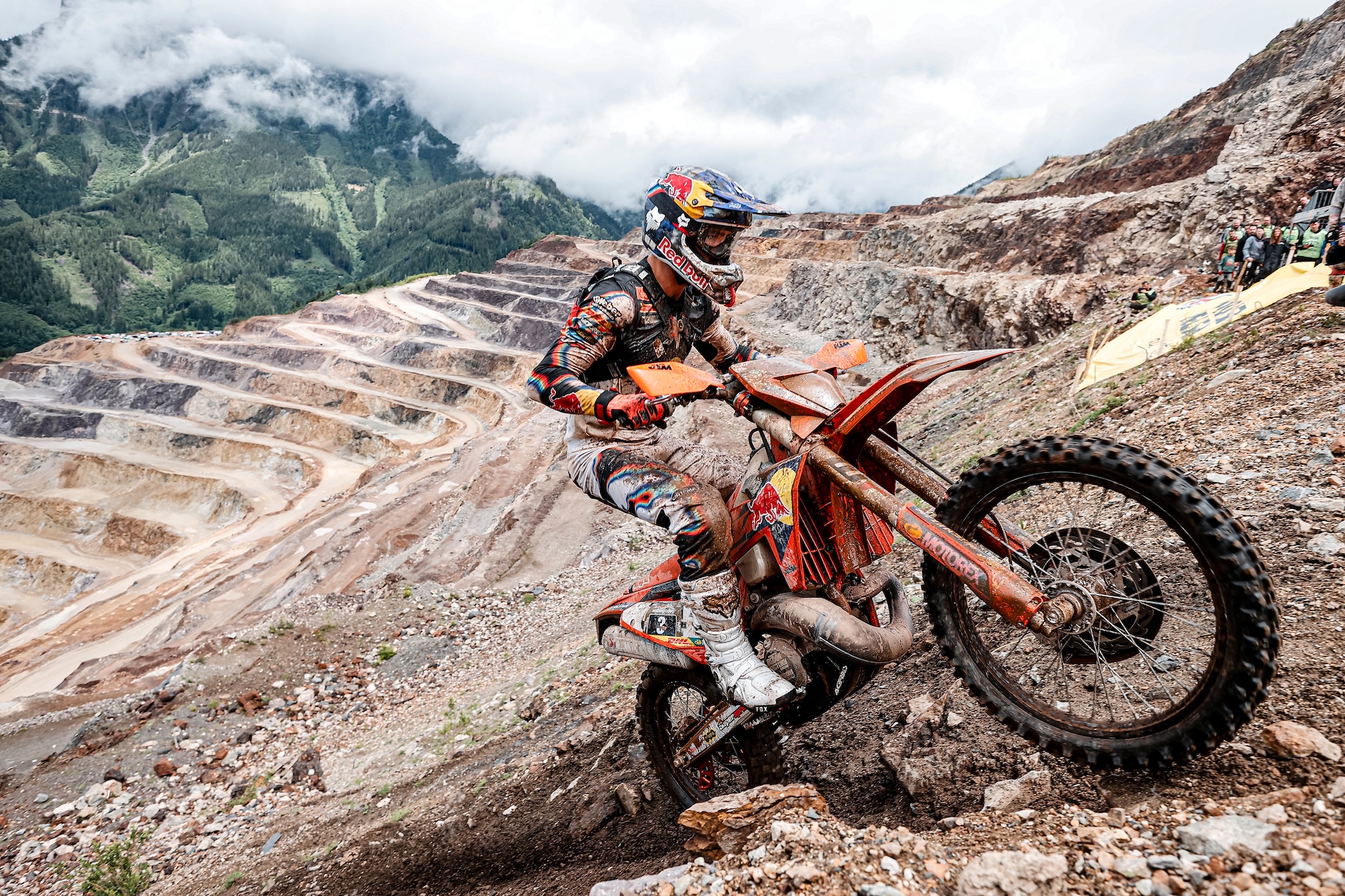 Enduro czy cross – co wybrać? Różnice, wady i zalety