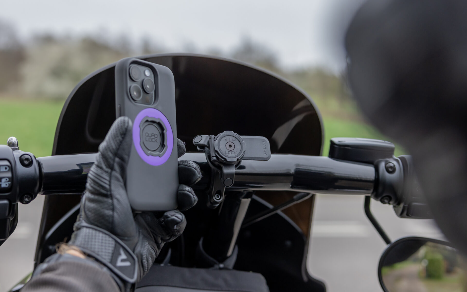 O Quad Lock, czyli najczęściej wybieranym systemie montażu telefonu na motocykl