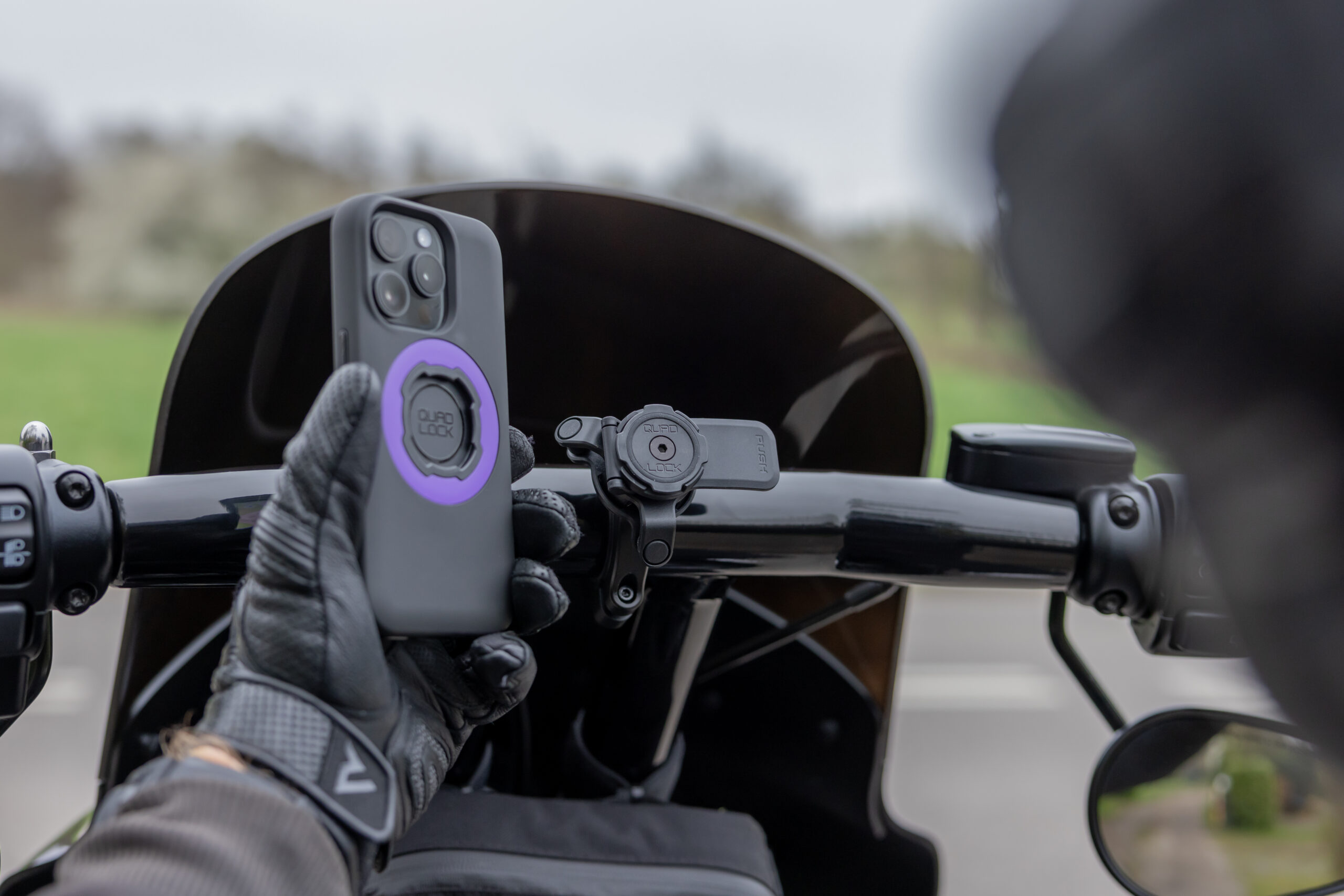 O Quad Lock, czyli najczęściej wybieranym systemie montażu telefonu na motocykl
