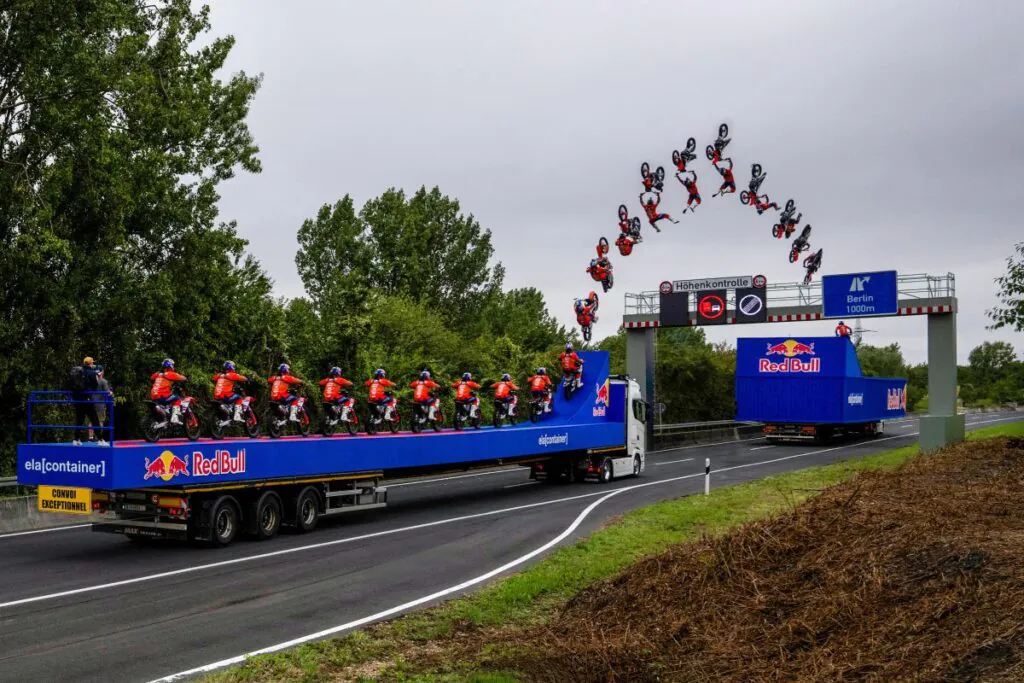 Absurdalny skok na motocyklu. Z jednej ciężarówki na drugą nad bramownicą i z backflipem