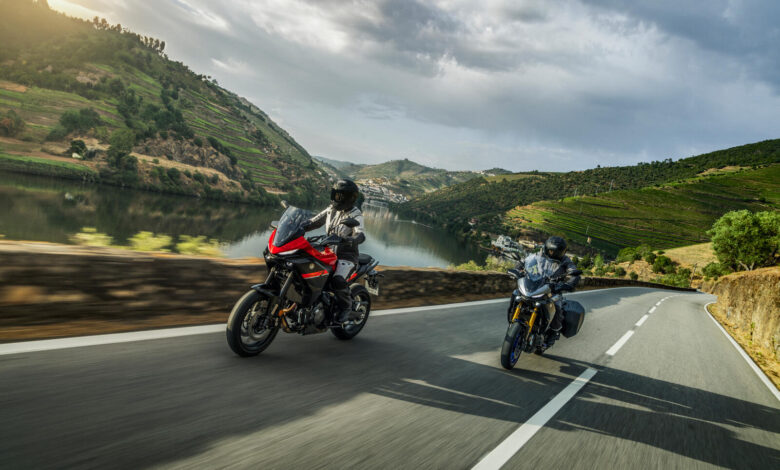Bez klamki sprzęgła, ale z charakterem – Yamaha Tracer 7 i 7 GT na 2026 rok z systemem Y-AMT