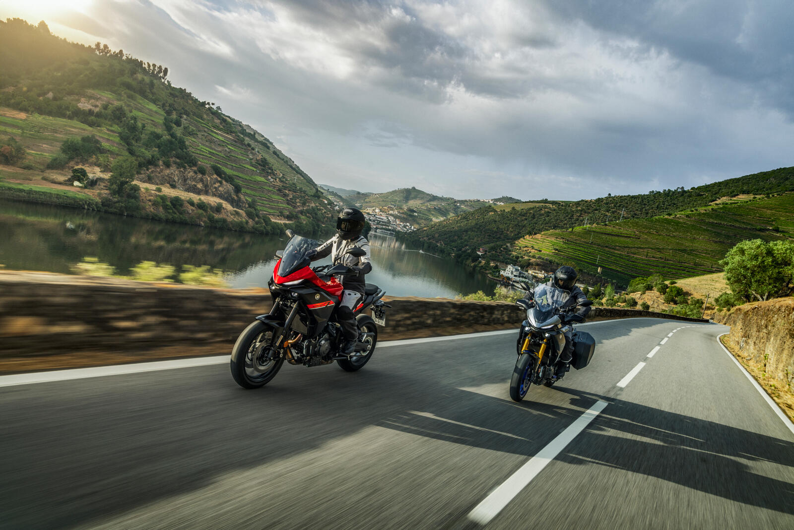 Bez klamki sprzęgła, ale z charakterem – Yamaha Tracer 7 i 7 GT na 2026 rok z systemem Y-AMT