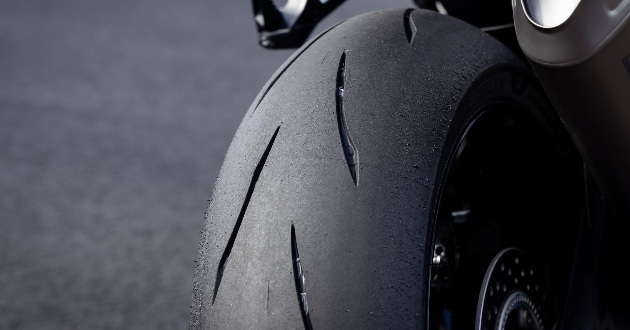 Bridgestone wprowadza na rynek sportową oponę motocyklową. Oto Battlax Racing Street RS12