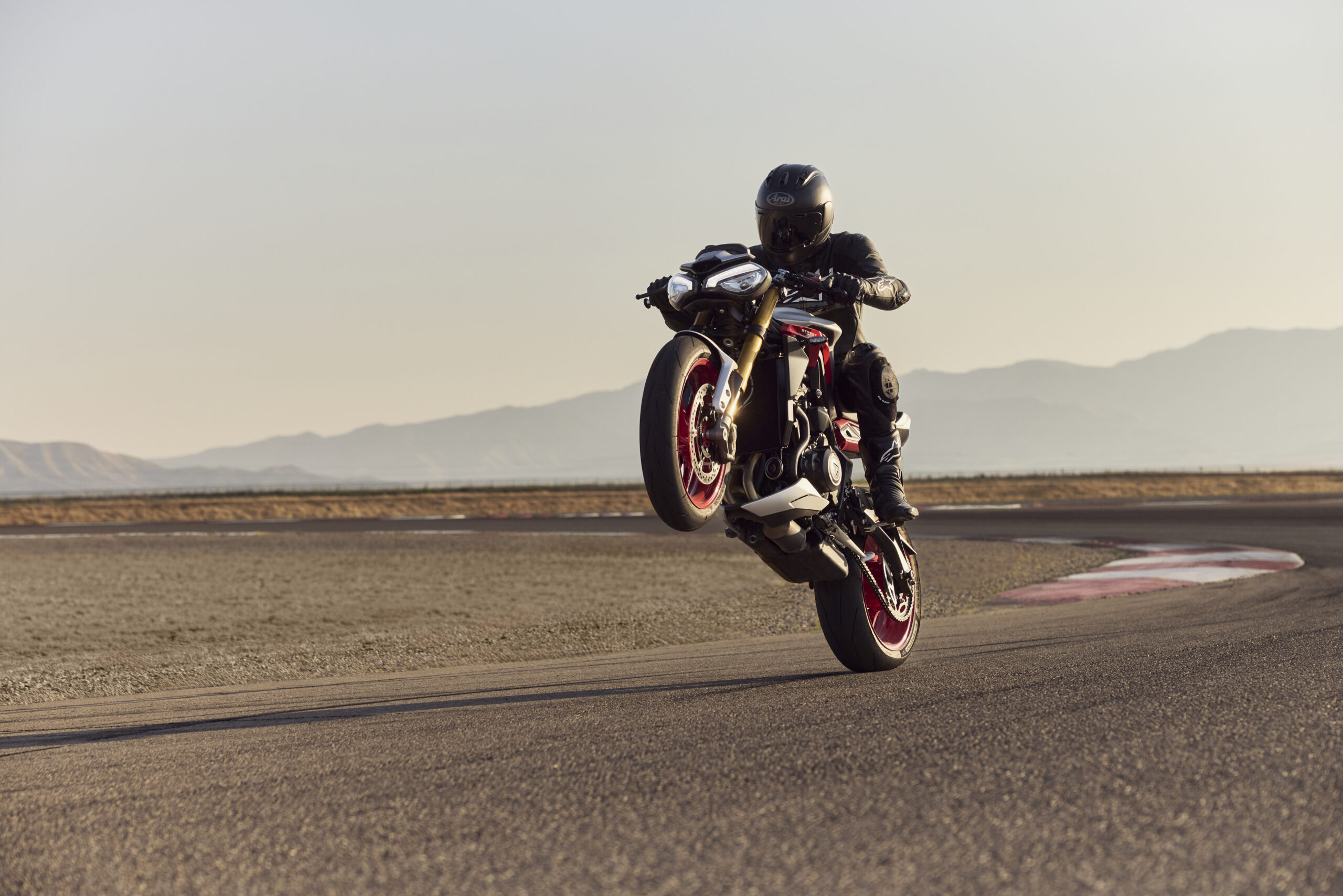 ABS i kontrola trakcji w motocyklu. Kiedy pomagają, a kiedy są przeszkodą?