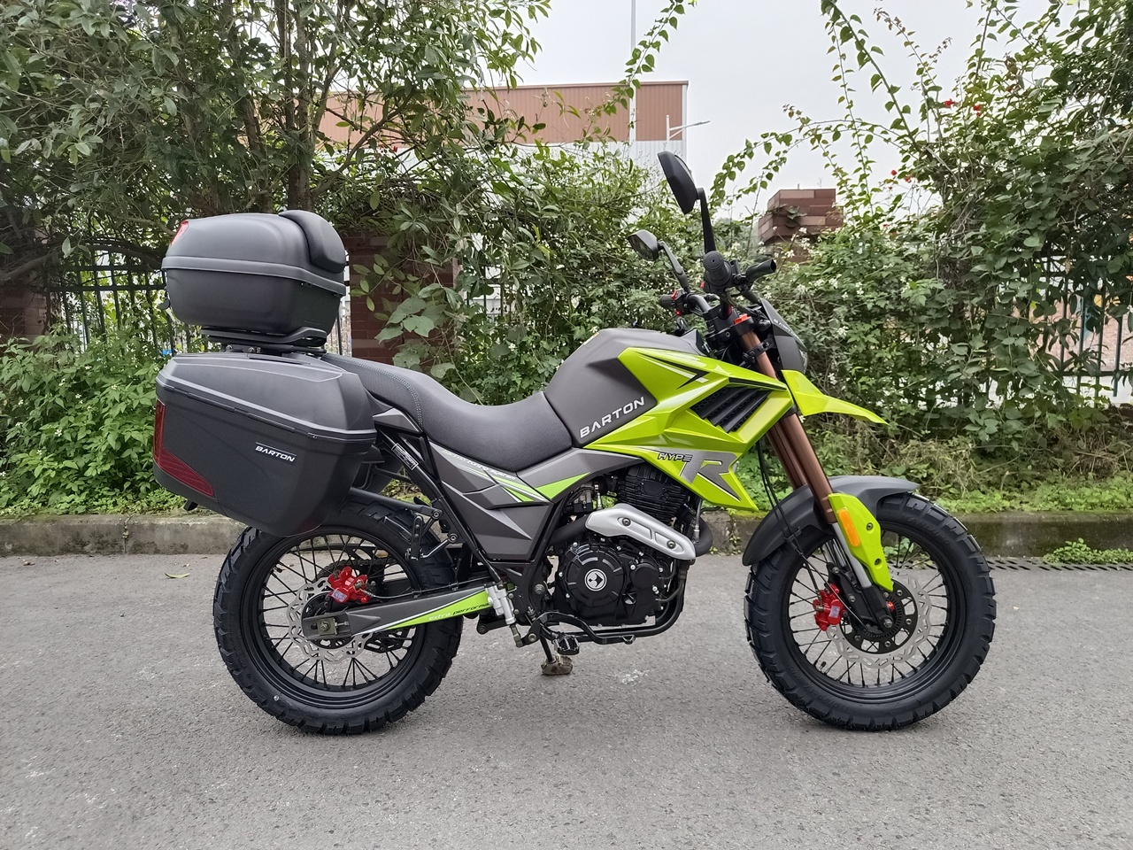 Nowość w gamie Barton Motors: Hyper 250. Wszechstronny motocykl adventure – teraz w większej pojemności i z większym zapasem mocy.