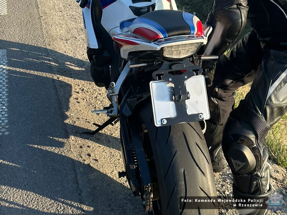 Mandat 3000 zł za ukrytą tablicę rejestracyjną. Motocyklista zatrzymany