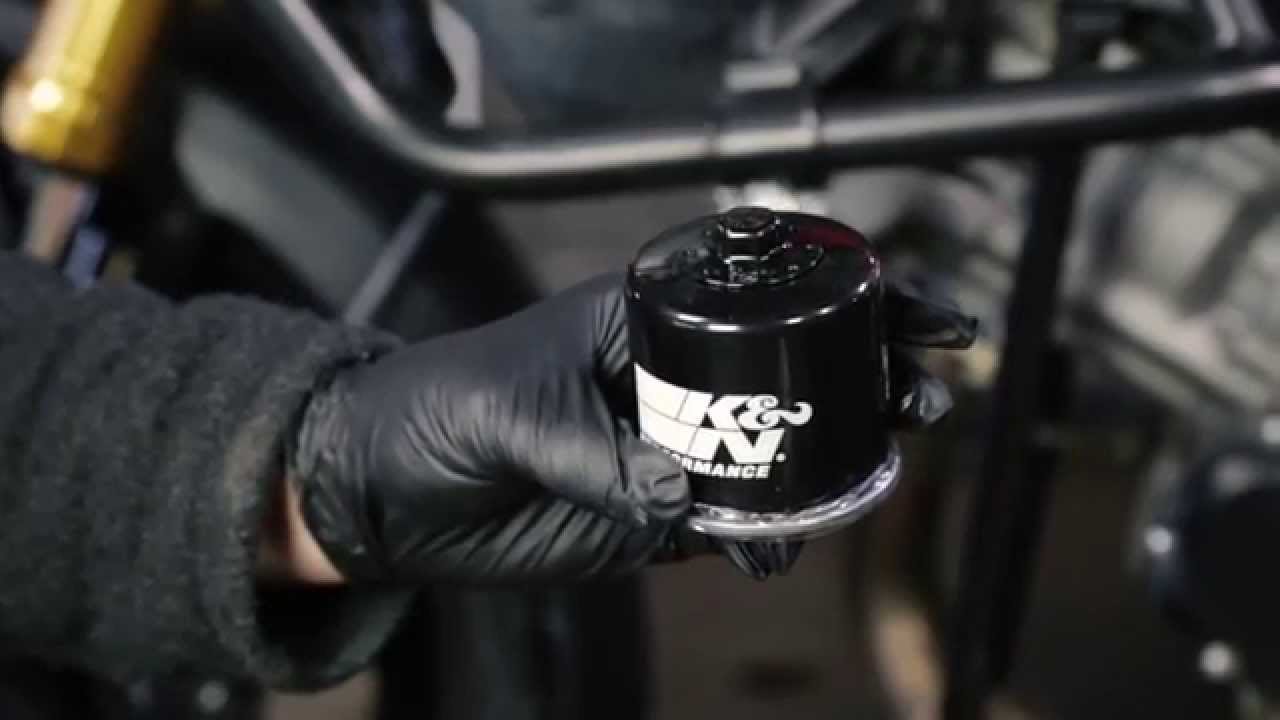 Jak dokręcić filtr oleju w motocyklu? Jeden szczegół robi ogromną różnicę