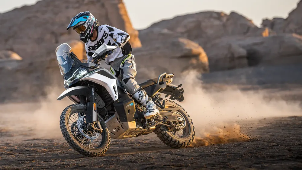Który chińczyk ADV jest najbliższy BMW R 1300 GS Adventure?