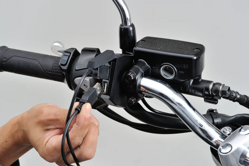 Gniazdo USB w motocyklu to dziś obowiązek. Jeden błąd i po akumulatorze