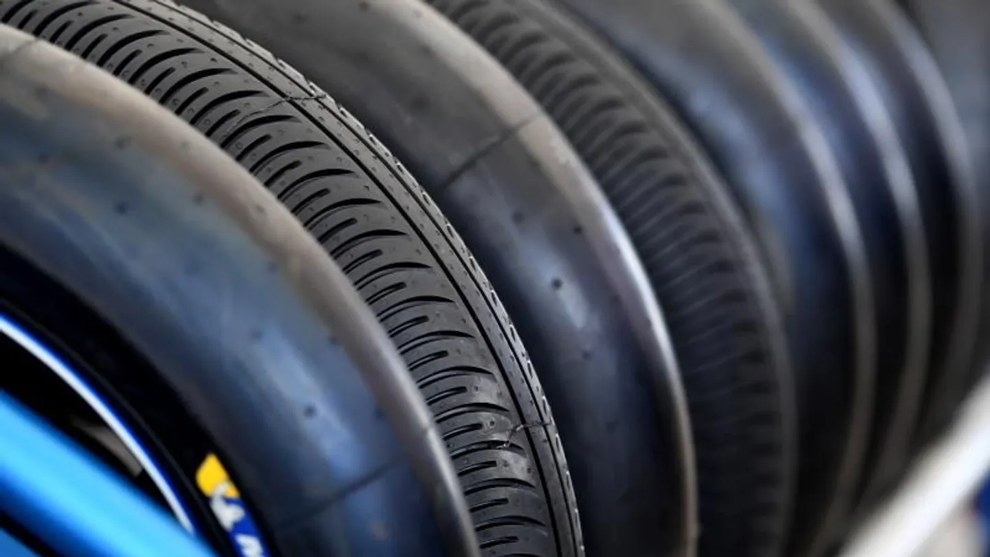 Slick, semi-slick i wet. Większość motocyklistów myli te opony