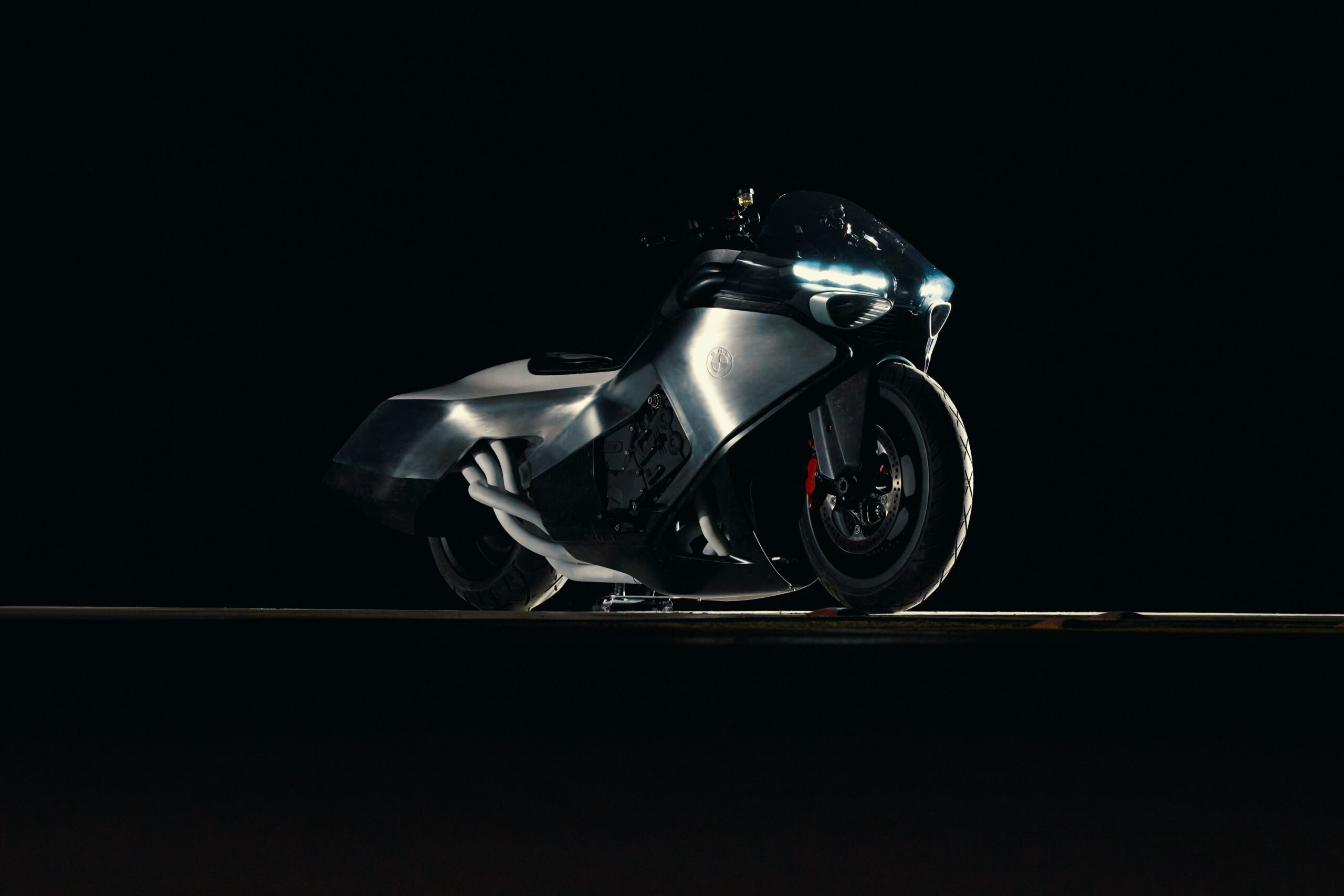 Sześć cylindrów, sześć reflektorów i design z przyszłości. BMW K18 Vision to szaleństwo