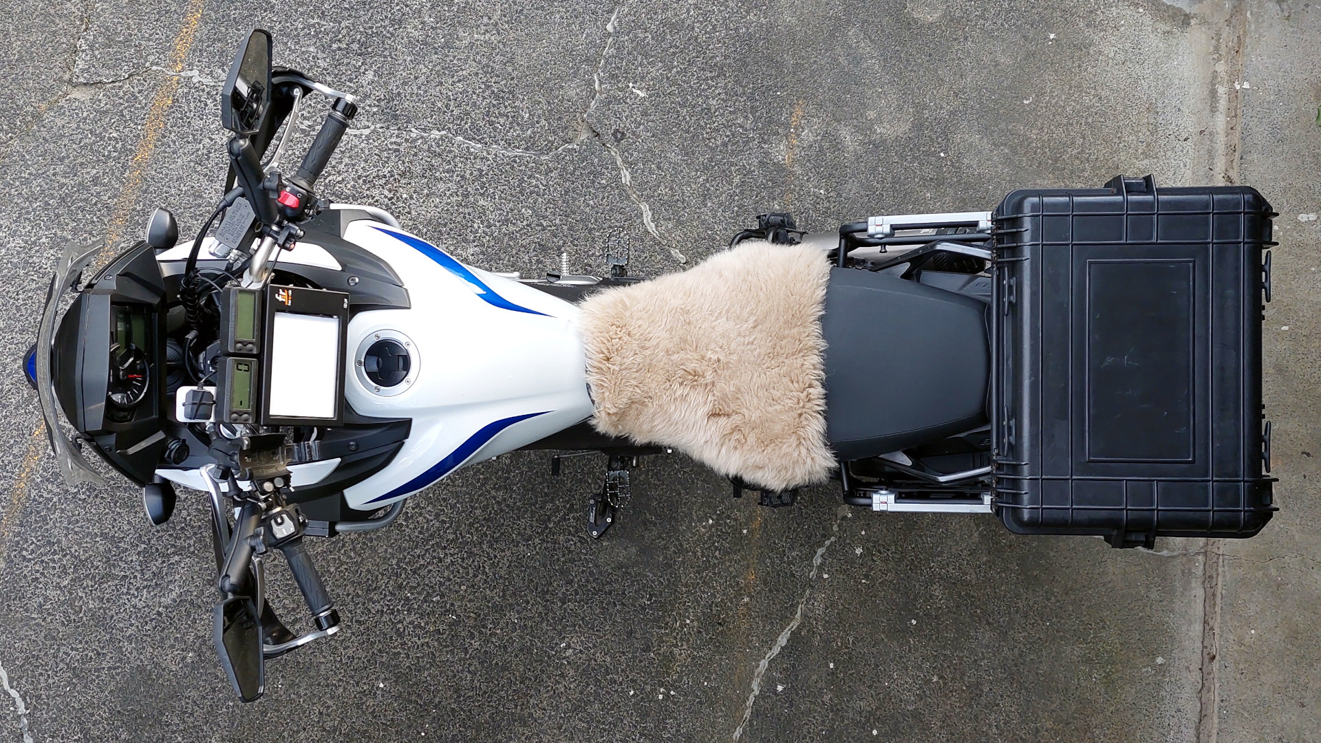 Wielu motocyklistów śmieje się z tego dodatku. Potem przejeżdżają 1000 km i zmieniają zdanie