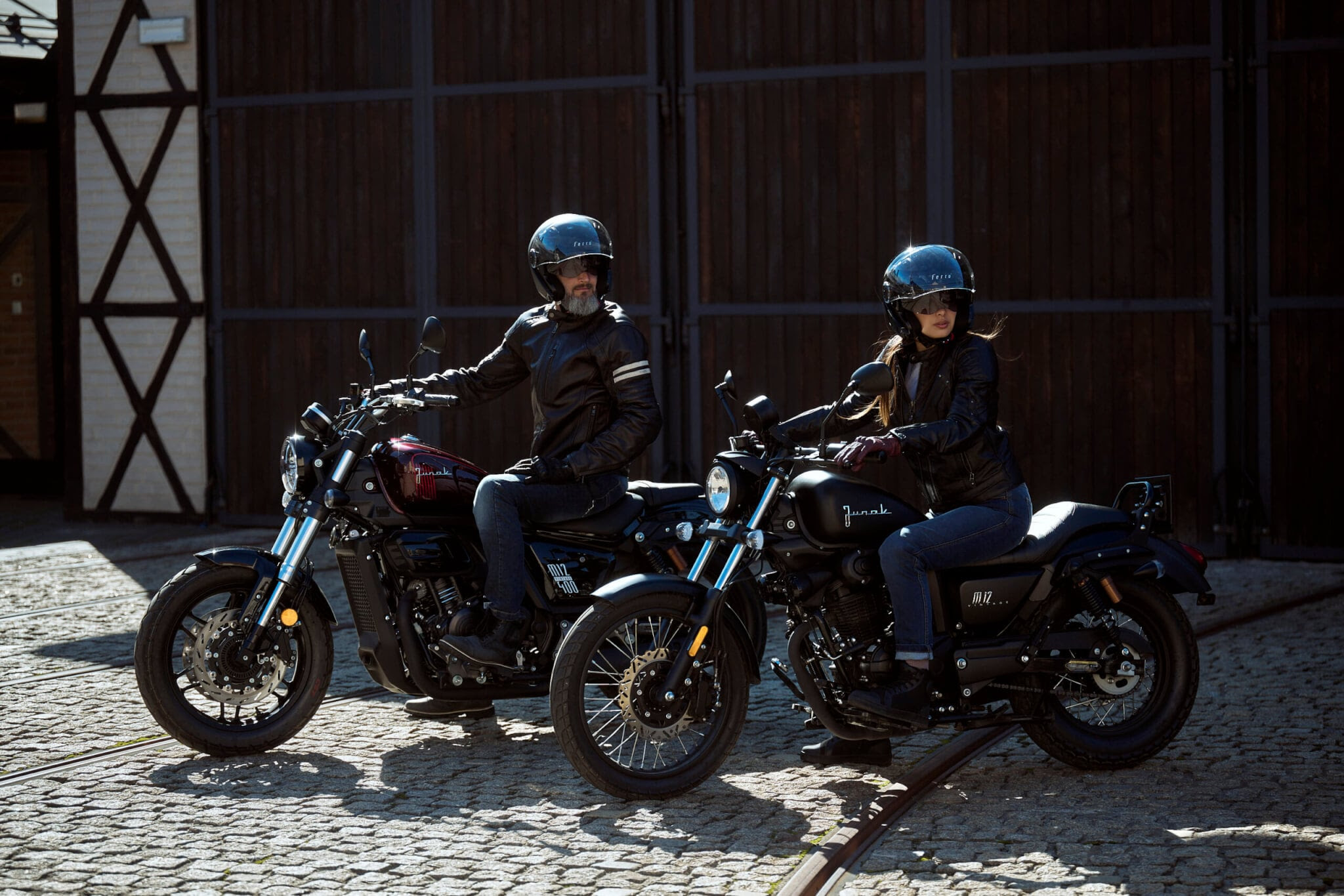 Współczesne oblicze motocyklowej klasyki – odkryj świat cruiserów i chopperów Junak