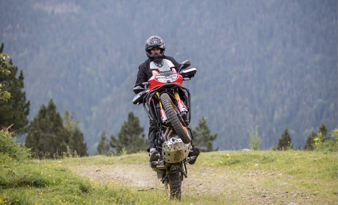 Ten seryjny motocykl przejechał ponad 1000 km na jednym baku. Rekord padł w Polsce