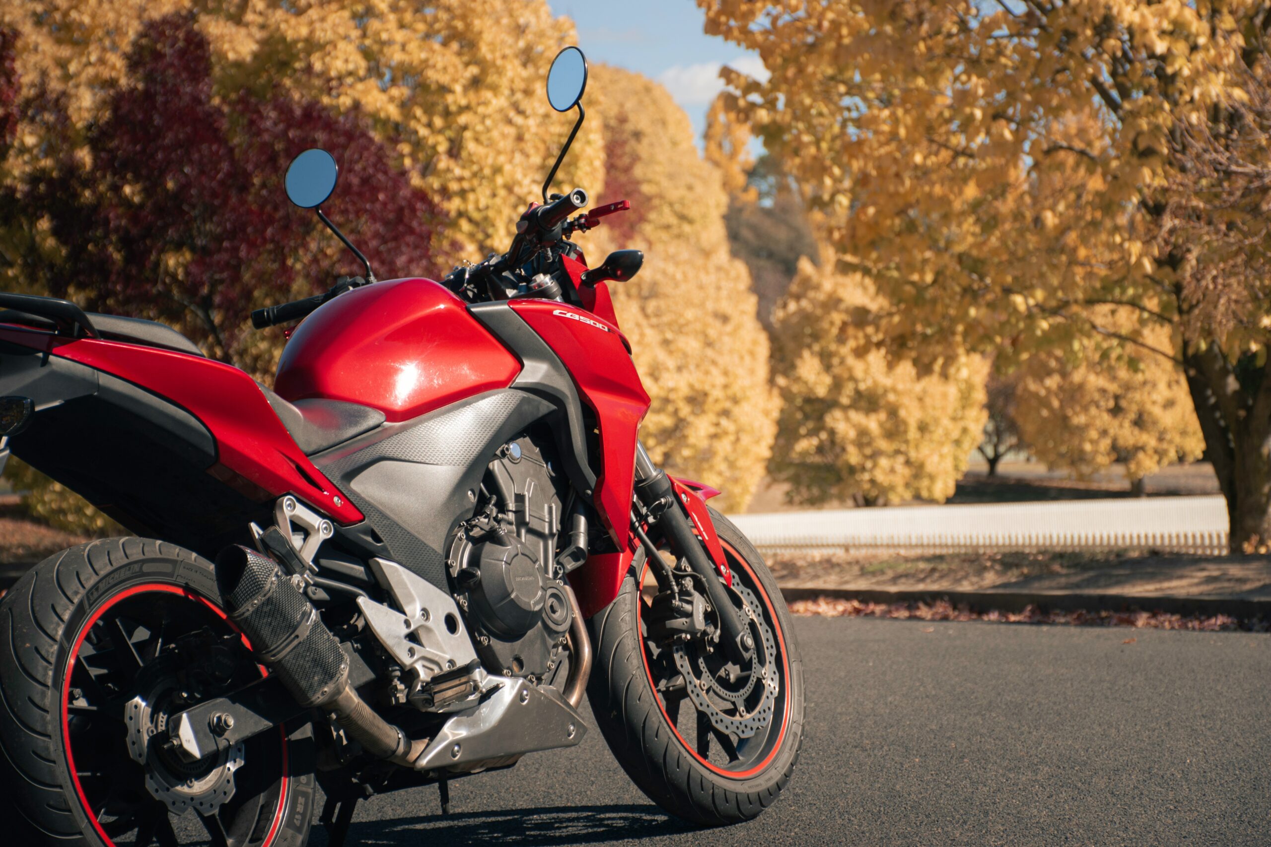 Czy motocykl trzeba rozgrzewać przed jazdą? Jesienią ten mit wraca ze zdwojoną siłą