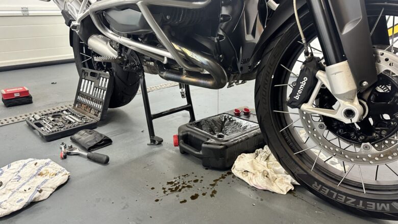 Motocykliści kłócą się o to od lat. Mechanik wyjaśnia, kiedy lepiej wymienić olej