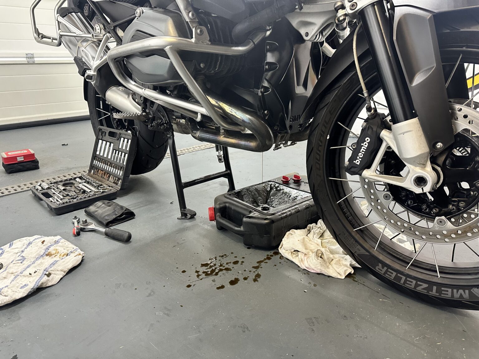 Motocykliści kłócą się o to od lat. Mechanik wyjaśnia, kiedy lepiej wymienić olej