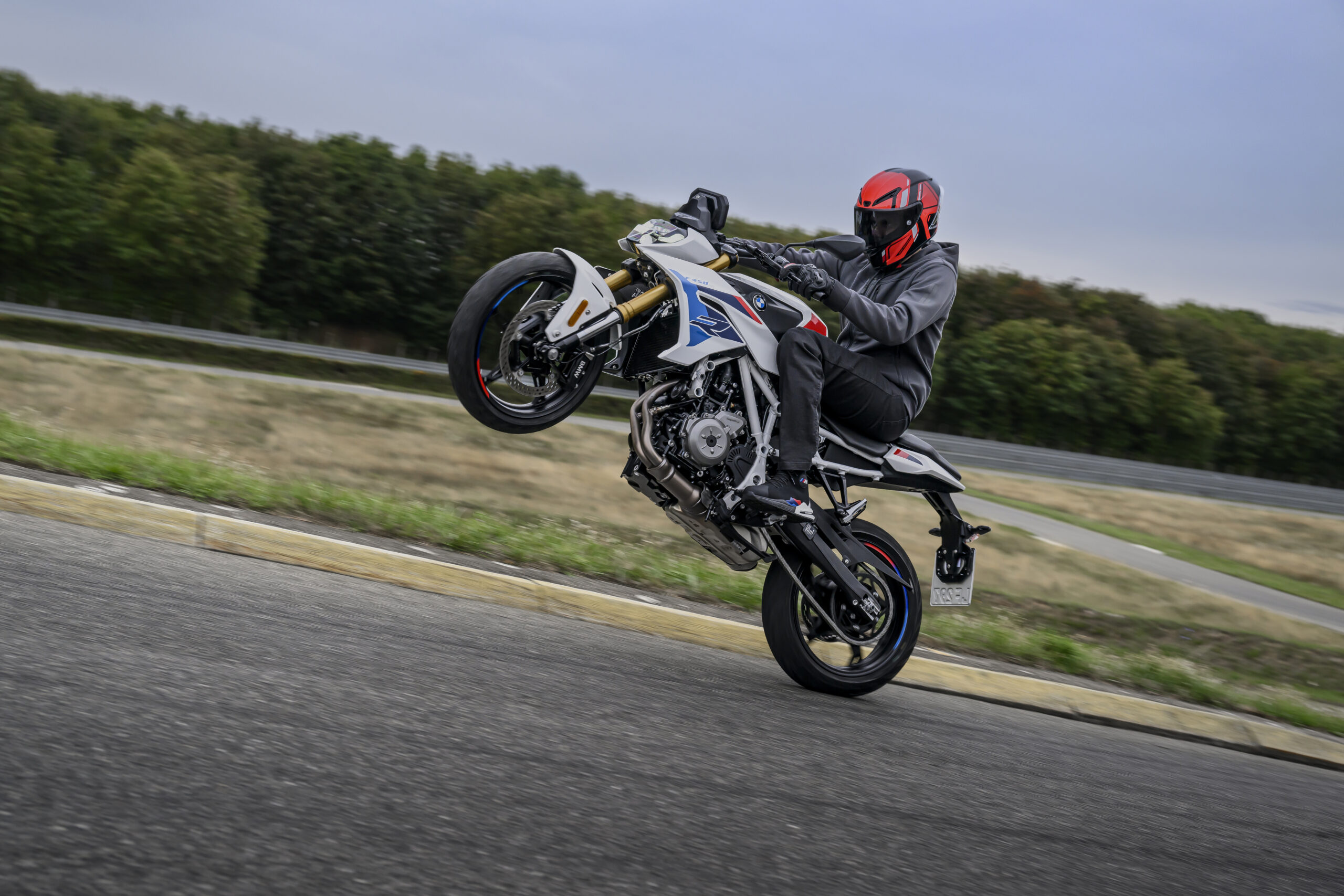 BMW rozwija rodzinę F 450. Po GS przyszła pora na nakeda, ale to może nie być koniec